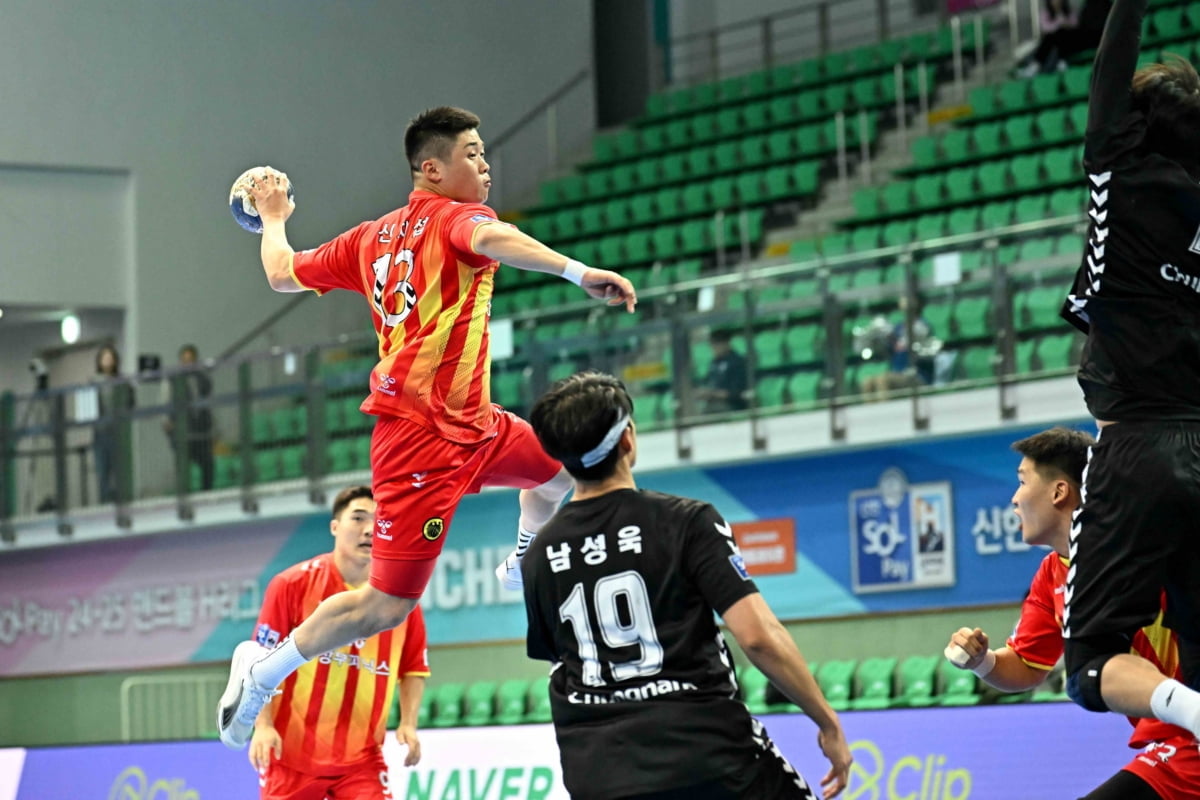 李凯尔招牌慢三步上篮命中 勇士半场领先雷霆7分！