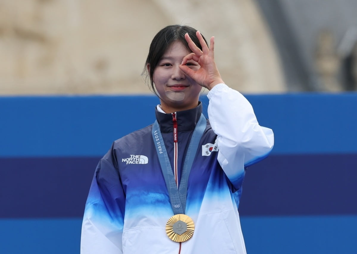 气炸！格纳布里小角度打门不传球 中路凯恩直接开喷
