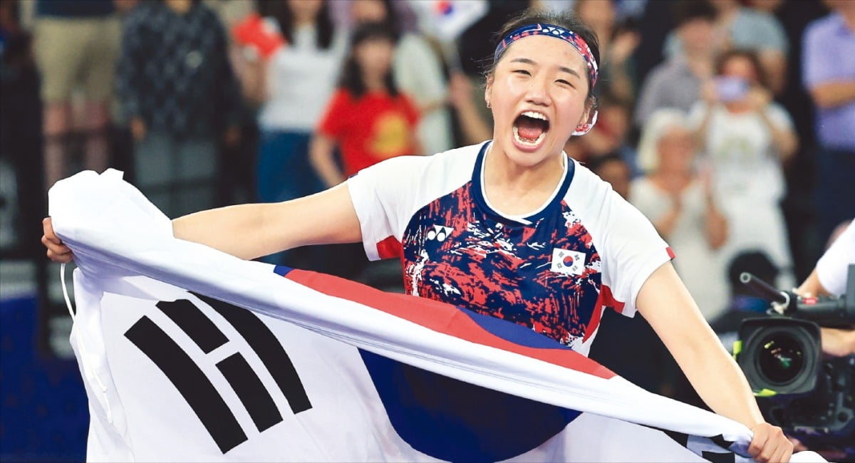西甲-巴萨3-0阿拉维斯 莱万戴帽，联赛9场10球，费兰伤退
