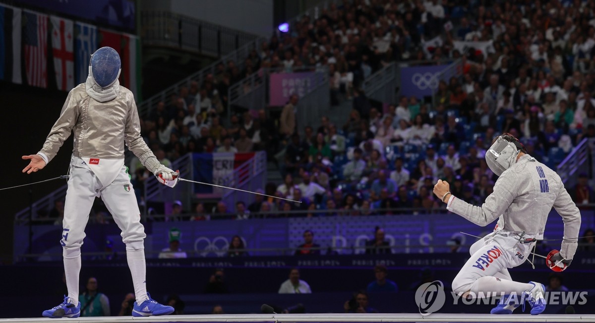 西甲-巴萨3-0阿拉维斯 莱万戴帽，联赛9场10球，费兰伤退
