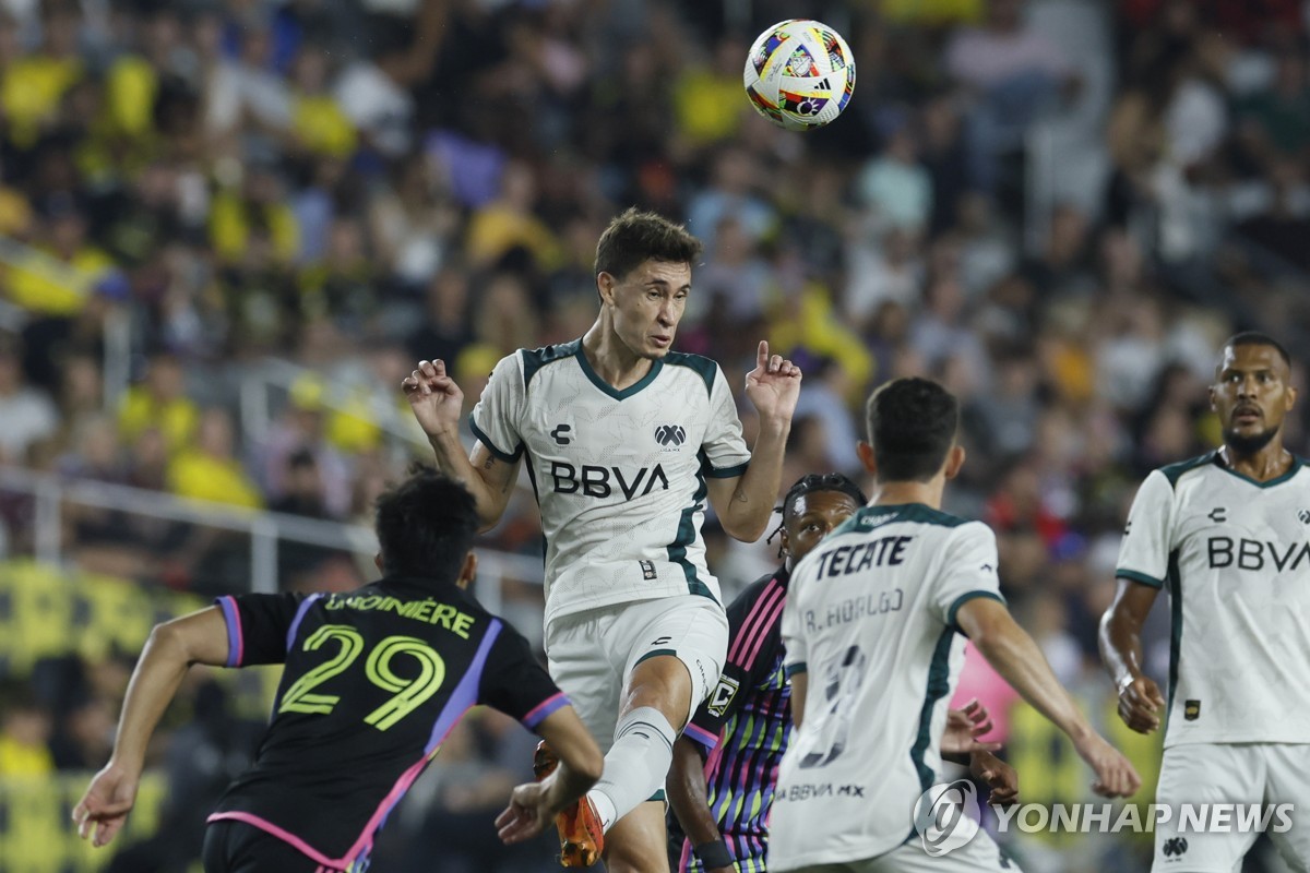 反客为主！知念庆禁区内炮弹头球破门 鹿岛鹿角1-0领先川崎前锋